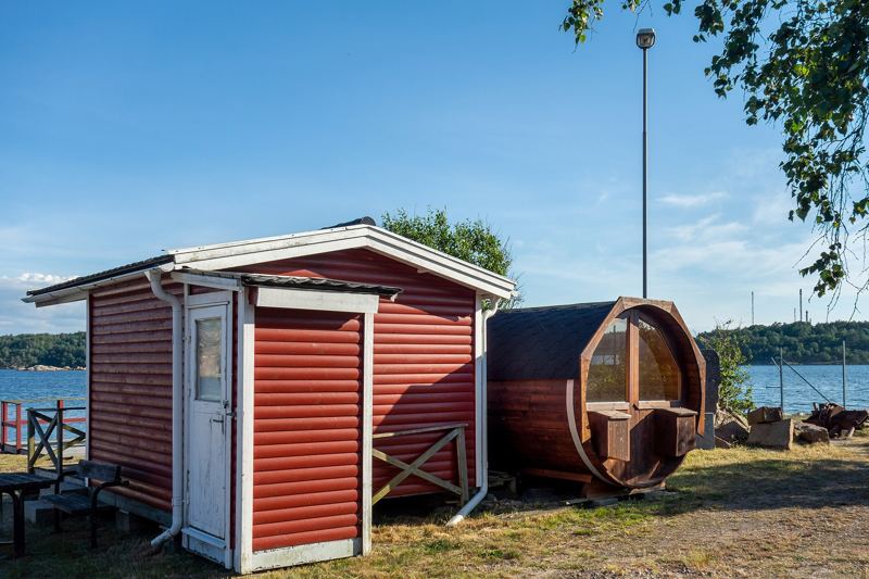 Sauna barril con pequeña caseta vestidor junto al mar