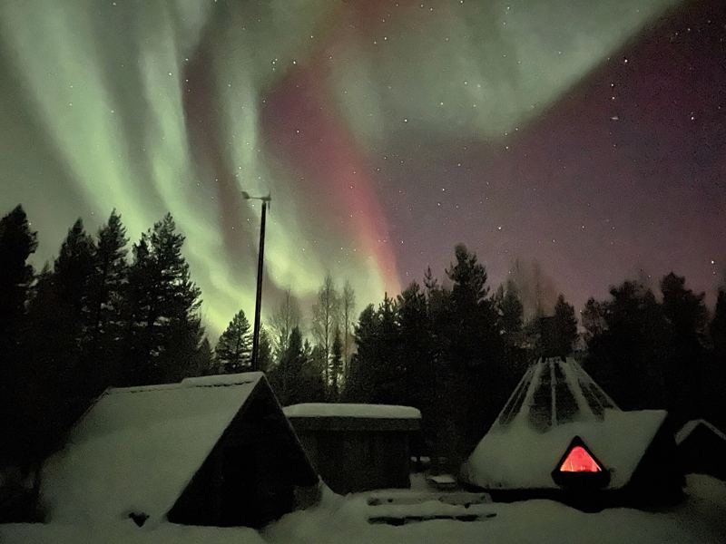 Kota grill nella neve sotto l'aurora boreale a Pello, Finlandia