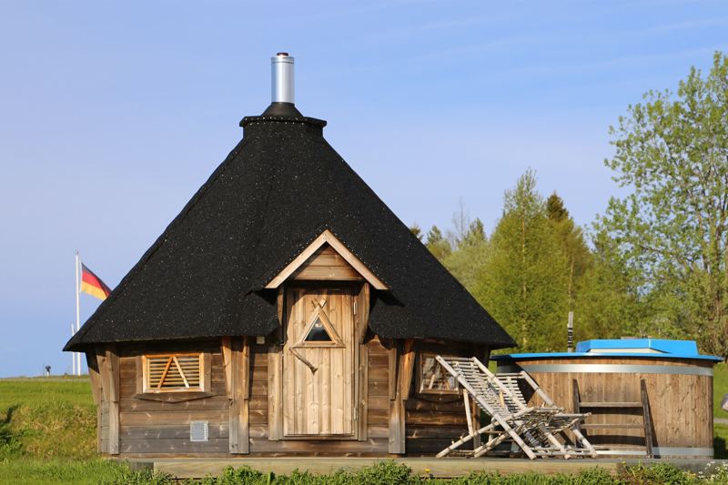 Capanna sauna in legno con camino in Svezia