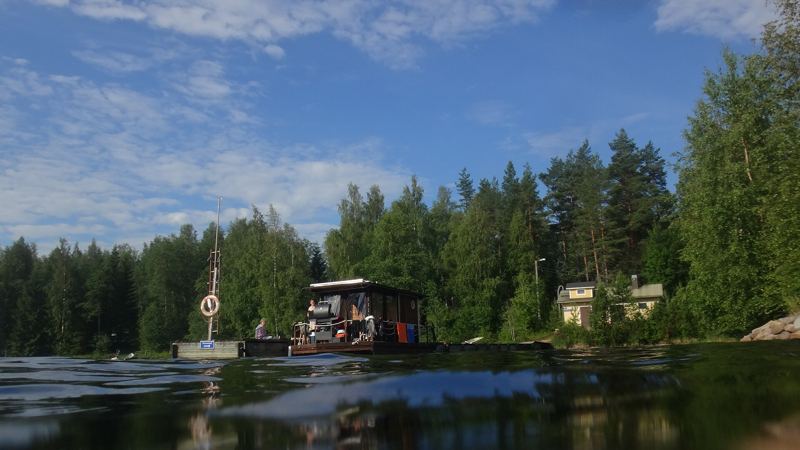 Sauna galleggiante su una zattera su un lago in Finlandia