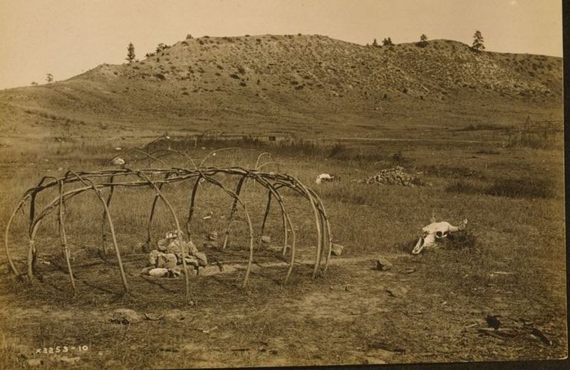Foto storica di Edward S. Curtis: struttura di una capanna sudatoria in rami curvati nella prateria